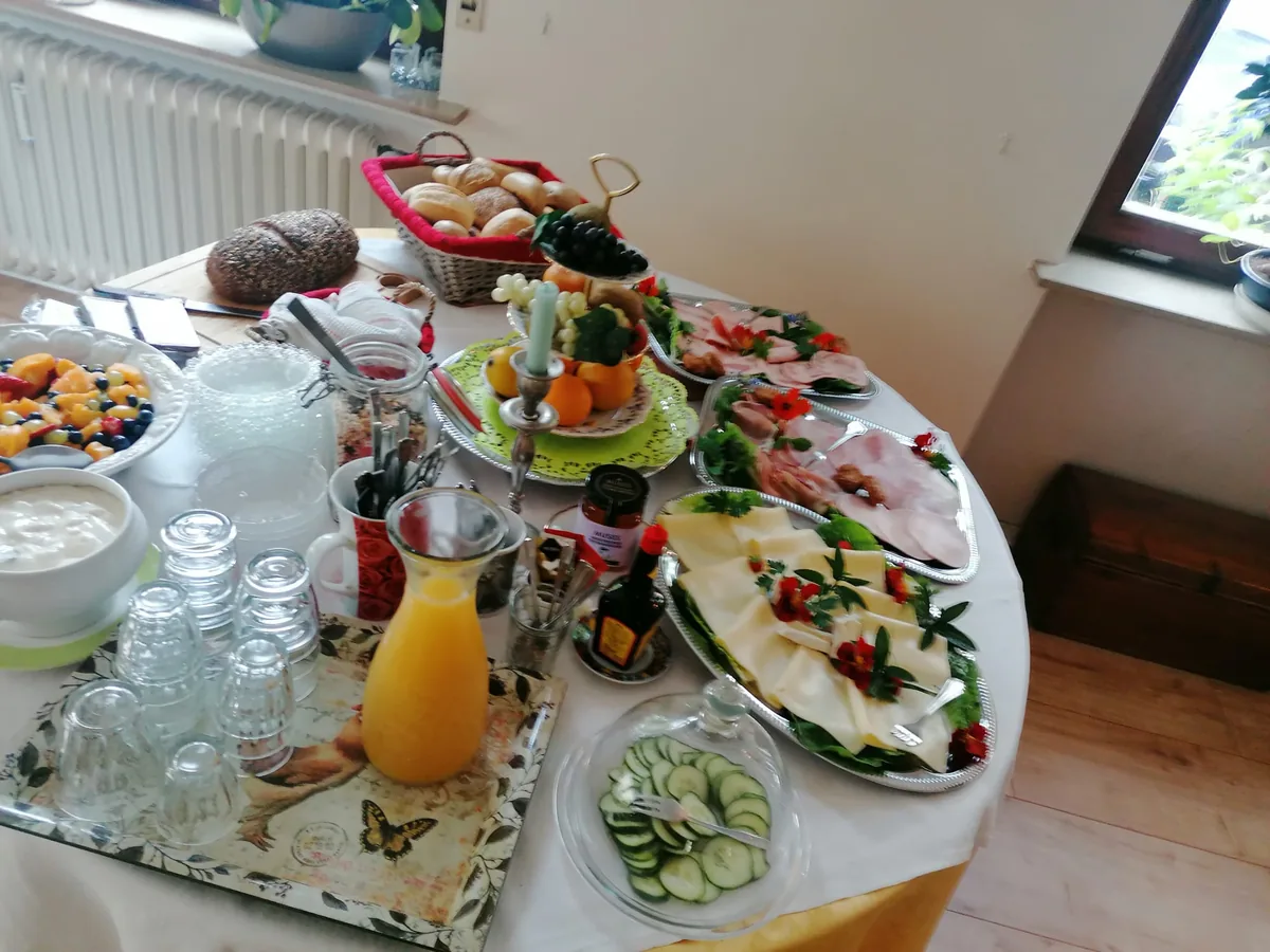 Das reich gedeckte Frühstücksbuffet mit frischen Brötchen, Obst, Käse und selbstgemachter Marmelade